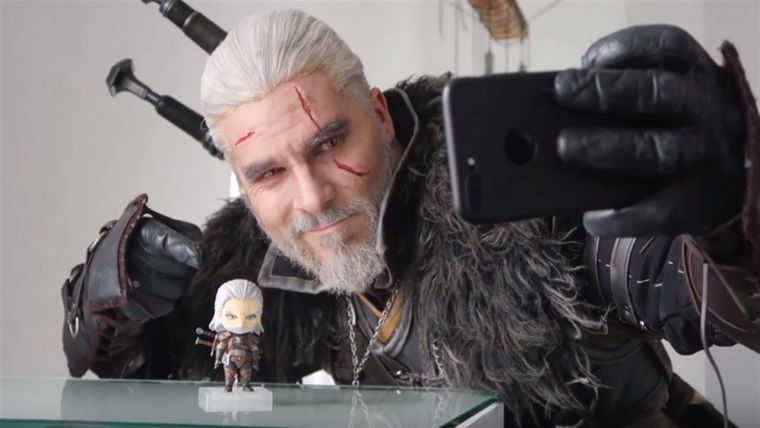 Rivialı Witcher Geralt, bir gününü kendi figürü ile geçirirse