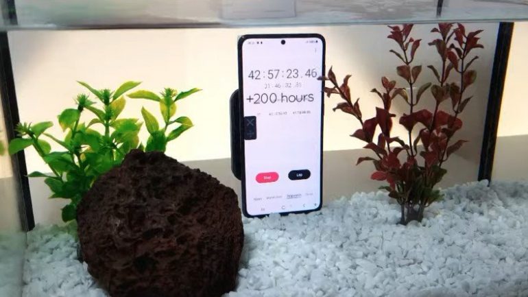 11 Gündür Akvaryumun İçinde Duran Samsung Galaxy S21, Hala Çalışır Vaziyette