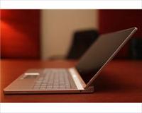 En ince laptop Dell Adamo