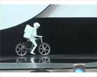 Bisiklet süren robot