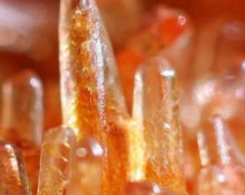 Yaşam bulgusu gösteren sentetik kristal