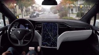 Sürücüsüz Tesla otomobil polisten kaçtı